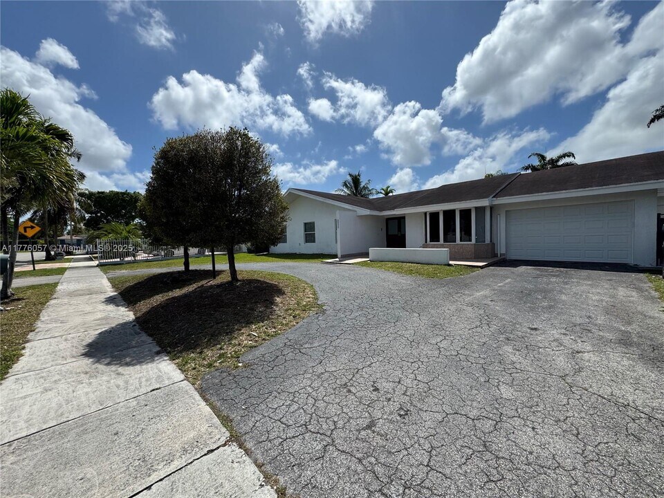 9970 SW 30th St in Miami, FL - Building Photo