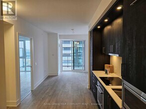 10 Inn On The Pk Dr in Toronto, ON - Building Photo - Building Photo