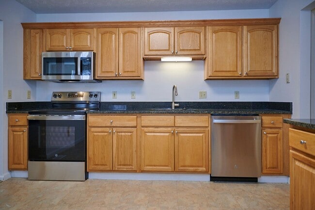 Grand Bay Apartments and Townhomes in Brecksville, OH - Building Photo - Building Photo