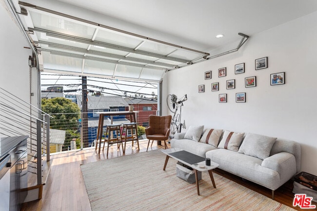 24 Westminster Ave in Los Angeles, CA - Building Photo - Building Photo