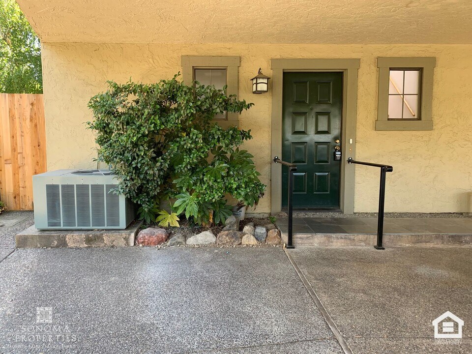 830 2nd St W in Sonoma, CA - Foto de edificio