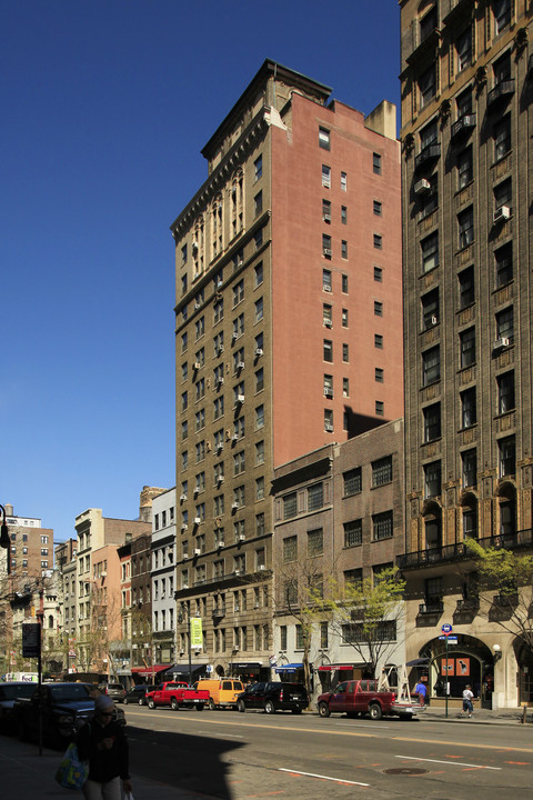 121 W 72nd St in New York, NY - Building Photo