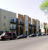 2147 W Roscoe St Apartments