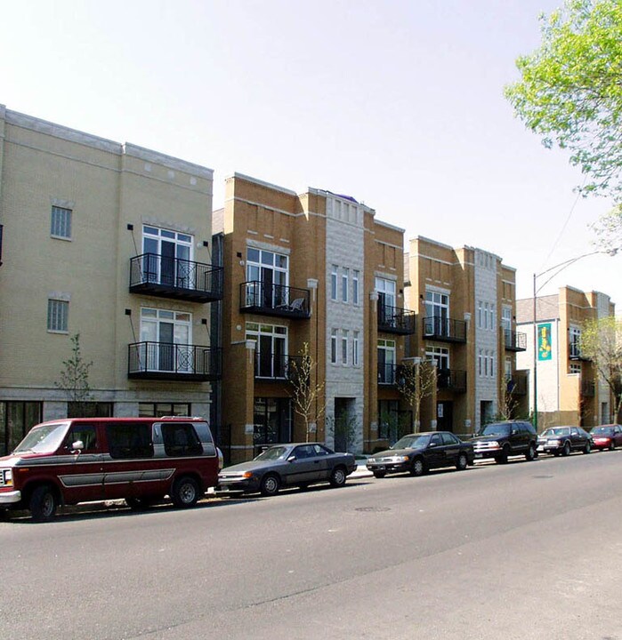 2147 W Roscoe St in Chicago, IL - Building Photo