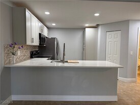 6331 Royal Woods Dr in Ft. Myers, FL - Building Photo