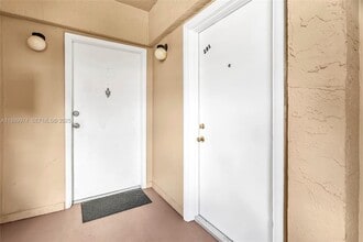 3945 SW 89th Ave in Miami, FL - Building Photo - Building Photo