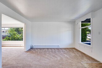 2017 Rucker Ave-Unit -Unit 1 in Everett, WA - Building Photo - Building Photo