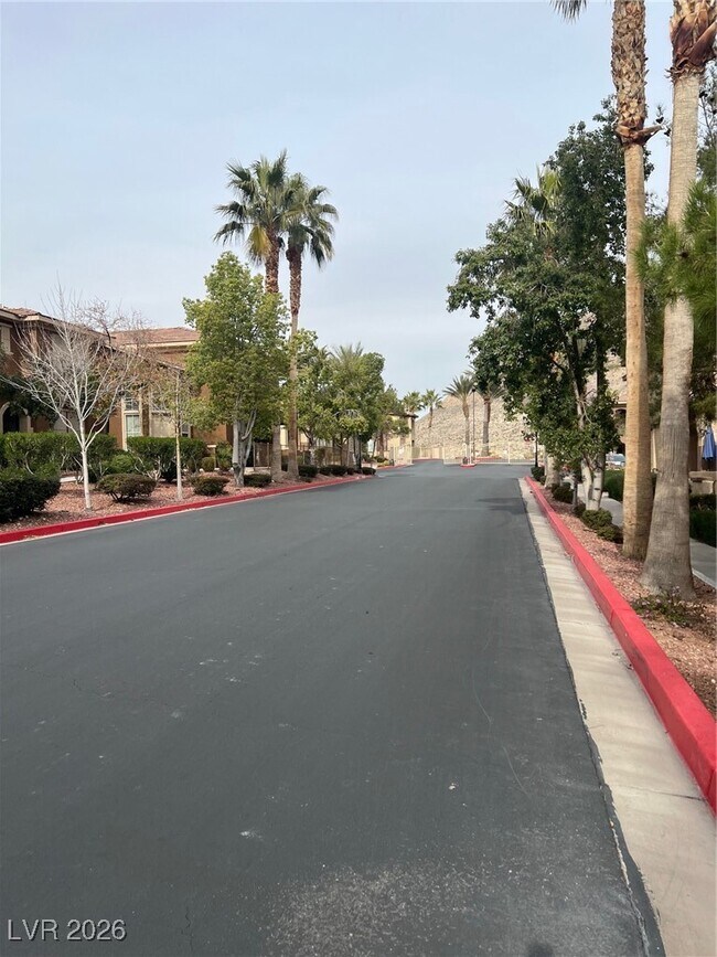 10201 Deerfield Beach Ave in Las Vegas, NV - Building Photo - Building Photo