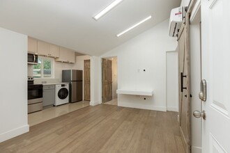 11458 Sophia Ave in Los Angeles, CA - Foto de edificio - Building Photo