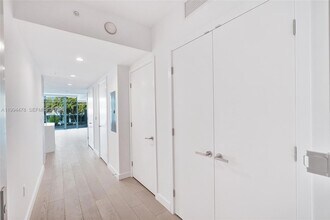 9221 E Bay Harbor Dr, Unit 210 in Bay Harbor Islands, FL - Foto de edificio - Building Photo