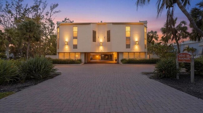 5611 Gulf of Mexico Dr in Longboat Key, FL - Building Photo - Building Photo