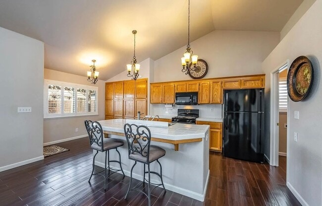 562 W White Oak Dr in Hanford, CA - Foto de edificio - Building Photo