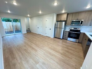 5734 NE 10th Ave-Unit -C in Portland, OR - Building Photo - Building Photo