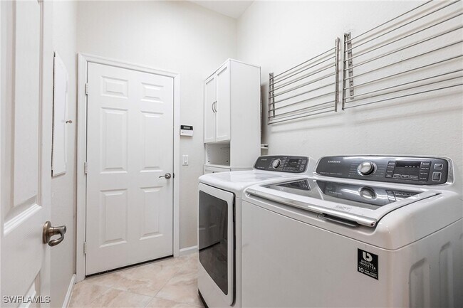 3920 Lakeview Isle Ct in Ft. Myers, FL - Building Photo - Building Photo
