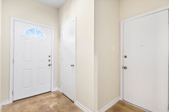 5006 Summit Wood in San Antonio, TX - Building Photo - Building Photo