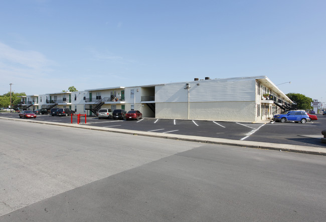 Kennedy Arms Apartments in San Antonio, TX - Foto de edificio - Building Photo