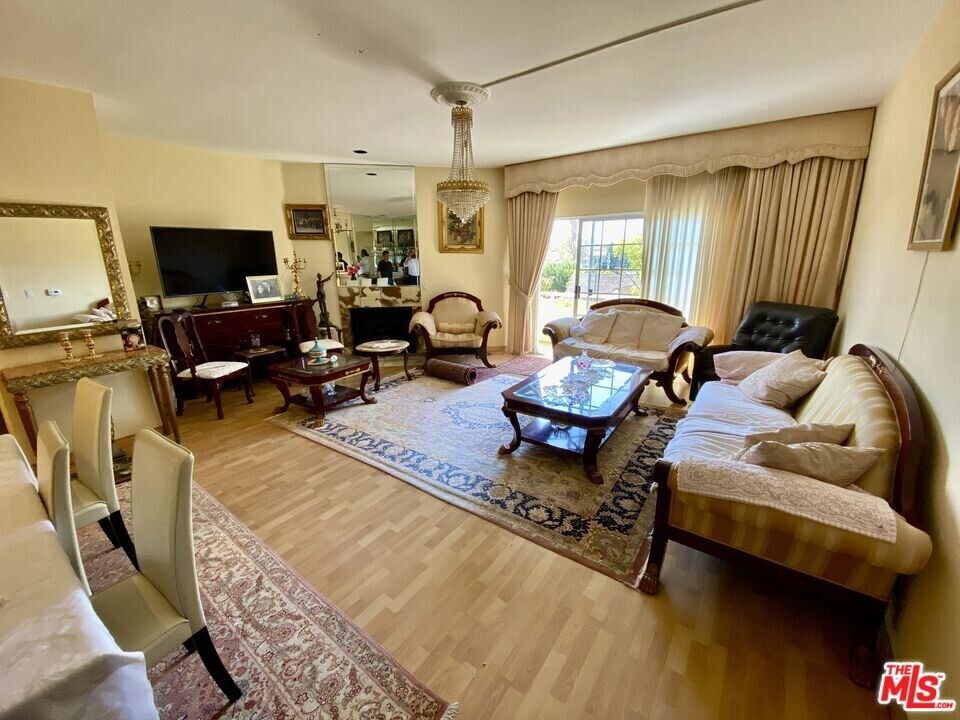 1064 S Shenandoah St in Los Angeles, CA - Building Photo