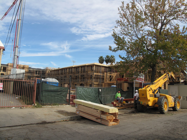 14657 Blythe St in Panorama City, CA - Foto de edificio - Building Photo