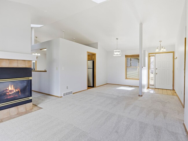 Beautiful Home with New Carpets, Fenced Yard, A/C, and Finished Basement! in Fort Collins, CO - Building Photo - Building Photo