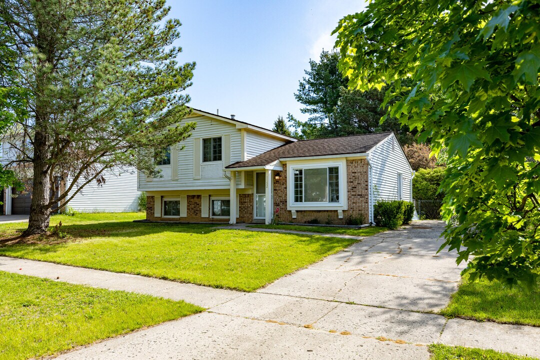 1152 Rue Deauville Blvd in Ypsilanti, MI - Building Photo