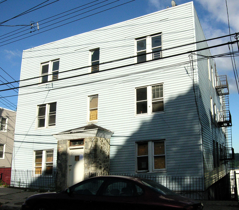 27 Van Cortlandt Pk Ave in Yonkers, NY - Building Photo