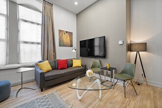 230 R. Sherbrooke E in Montréal, QC - Building Photo - Building Photo