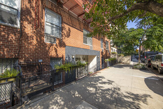 225 W 70th St in New York, NY - Building Photo - Building Photo