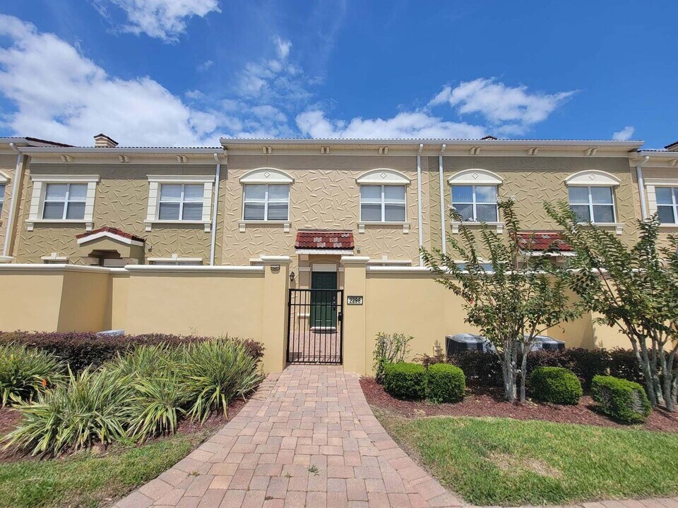 2298 Bella Vista Dr in Davenport, FL - Building Photo