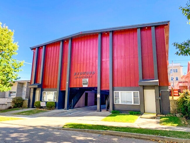 Redwood Apartments in Bloomington, IN - Foto de edificio - Building Photo