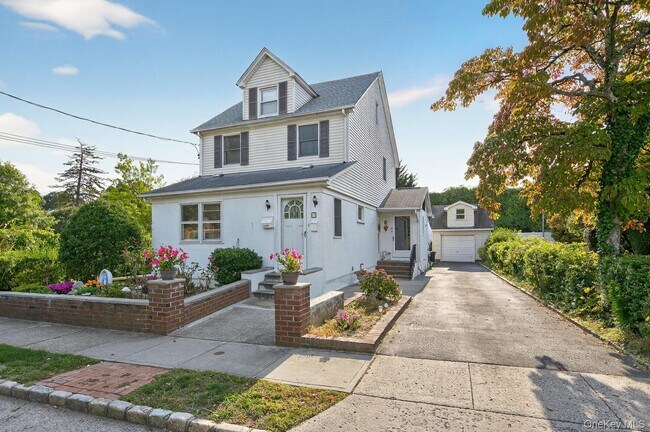 17 Park Ave in Oyster Bay, NY - Building Photo - Building Photo
