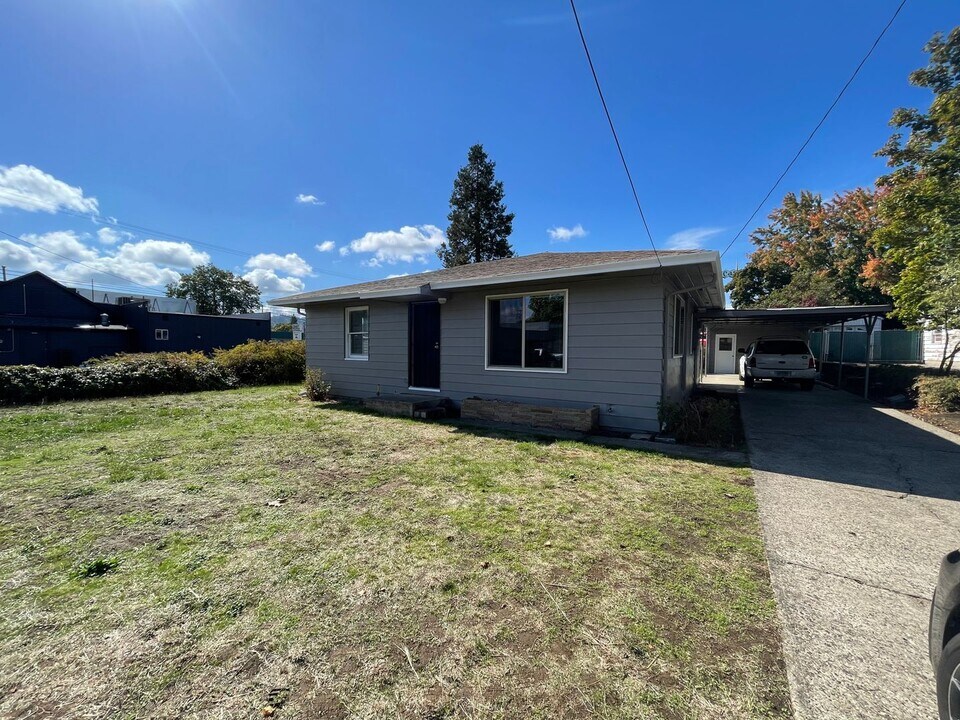 1446 NW Beacon St in Roseburg, OR - Building Photo