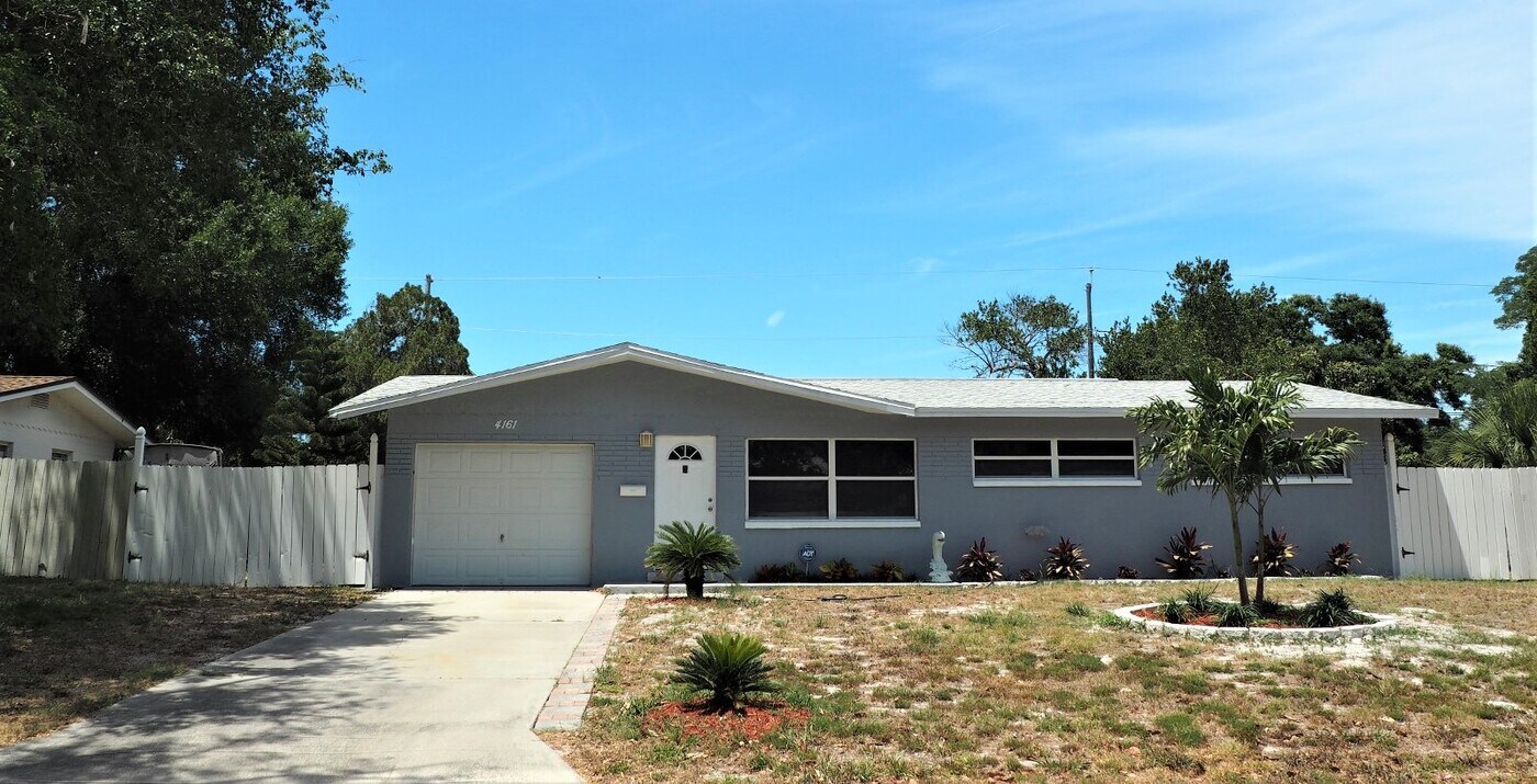 4161 Barracuda Dr SE in St. Petersburg, FL - Foto de edificio