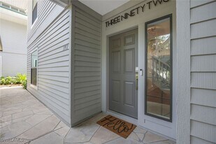 392 7th Ave S in Naples, FL - Building Photo