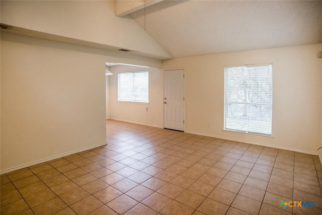 115 Crest Dr in San Marcos, TX - Foto de edificio