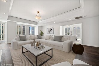 11 E Walton St in Chicago, IL - Building Photo - Building Photo