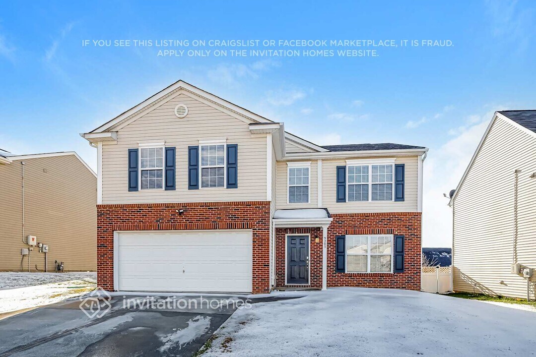 9205 Ames Hollow Rd in Charlotte, NC - Foto de edificio