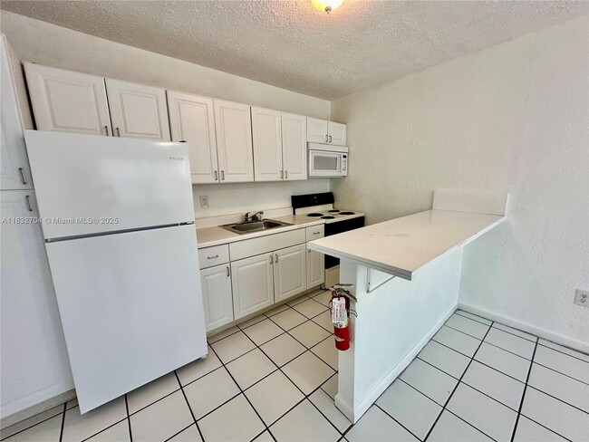 2987 NW 46th St in Miami, FL - Building Photo - Building Photo
