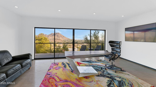 7044 N Hillside Dr in Paradise Valley, AZ - Foto de edificio - Building Photo