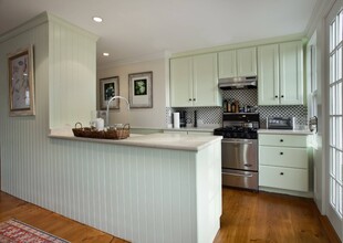 26 John St in Southampton, NY - Building Photo - Building Photo