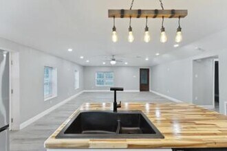 8576 E B Cooper Hwy in Riceboro, GA - Building Photo - Building Photo