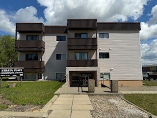 10012-10013 3 St in Dawson Creek, BC - Building Photo - Building Photo