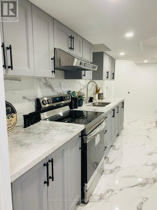 8 Wimbledon Ct in Whitby, ON - Building Photo - Building Photo