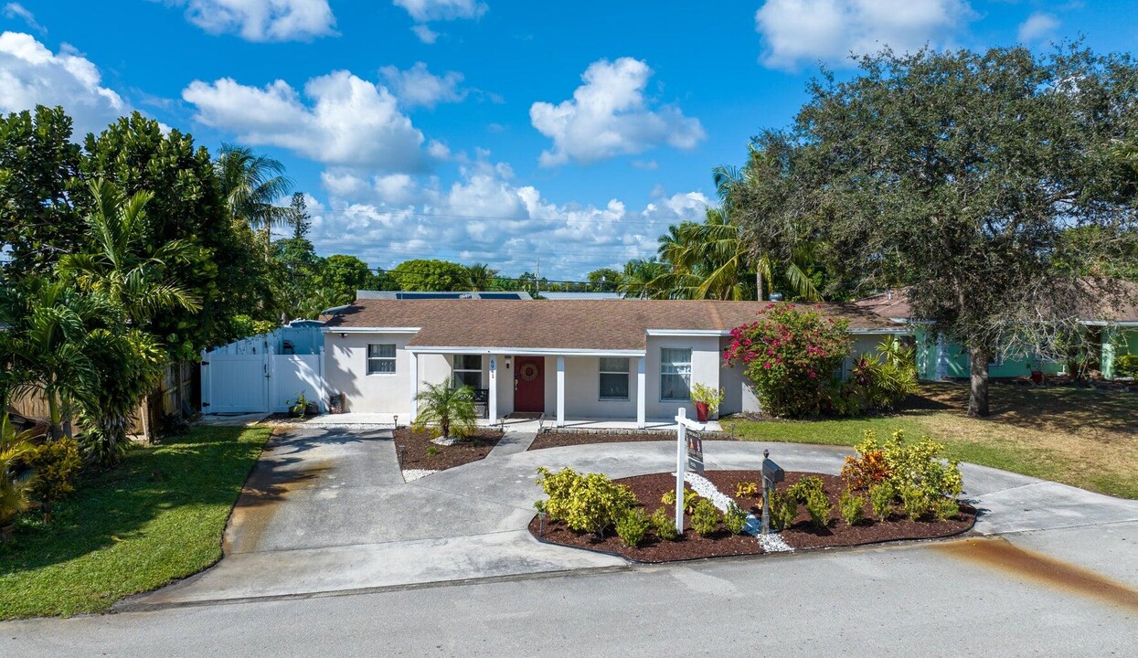 6941 Boston Dr in Atlantis, FL - Building Photo