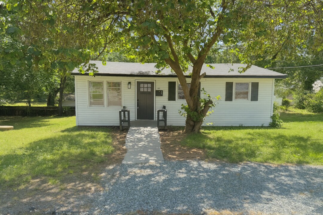 1401 Woodman Hall St in Shelby, NC - Building Photo