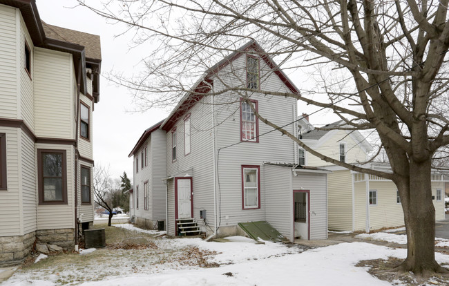 830 N Main St in Rockford, IL - Foto de edificio - Building Photo