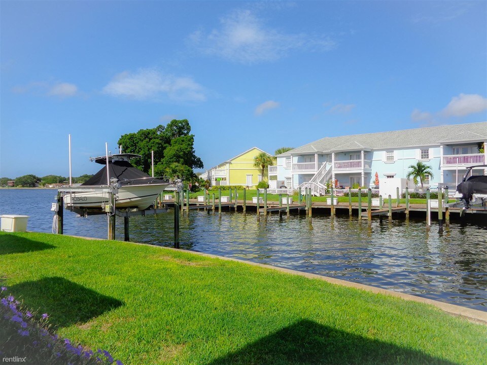 5245 Coquina Key Dr SE-Unit -Apt A in St. Petersburg, FL - Foto de edificio