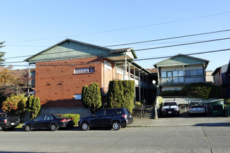 Juneau Apartments in Seattle, WA - Building Photo - Building Photo