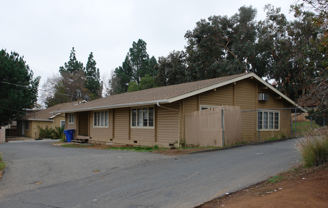 1111-1115 Alturas Rd in Fallbrook, CA - Building Photo