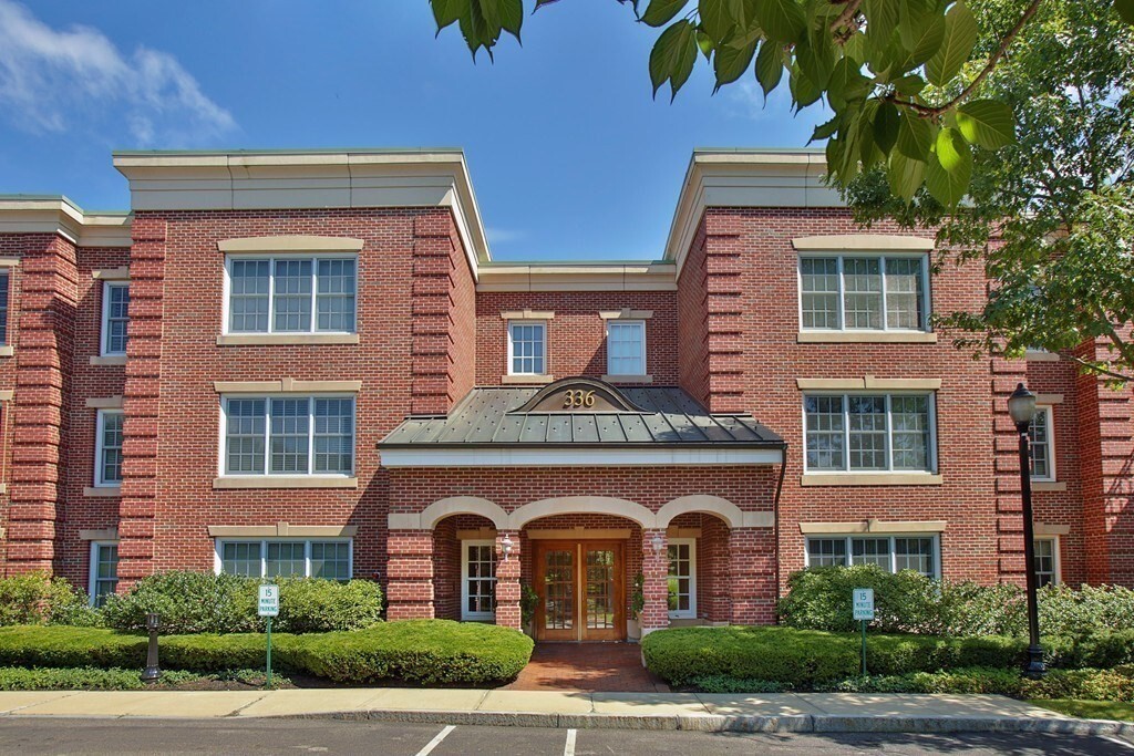 336 Boylston St in Newton, MA - Foto de edificio