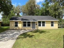 55 Elm Ct in Lake Jackson, TX - Building Photo